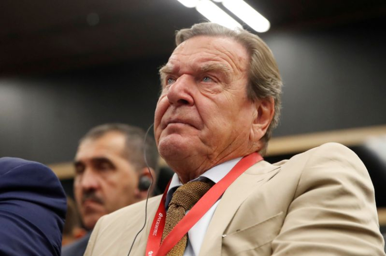 DÉMISSION DU CABINET DE L'EX-CHANCELIER SCHRÖDER, QUI REFUSE DE COUPER LES LIENS AVEC LE KREMLIN