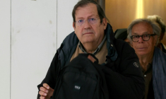Les anciens présidents du Canard enchaîné Nicolas Brimo (g) et Michel Gaillard (d), soupçonnés d'abus de biens sociaux, arrivent au tribunal judiciaire de Paris, le 8 octobre 2024 ( AFP / ALAIN JOCARD )