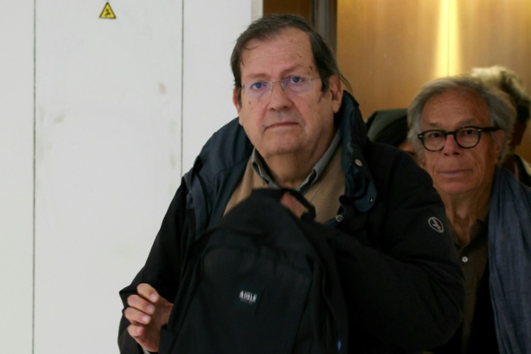 Les anciens présidents du Canard enchaîné Nicolas Brimo (g) et Michel Gaillard (d), soupçonnés d'abus de biens sociaux, arrivent au tribunal judiciaire de Paris, le 8 octobre 2024 ( AFP / ALAIN JOCARD )