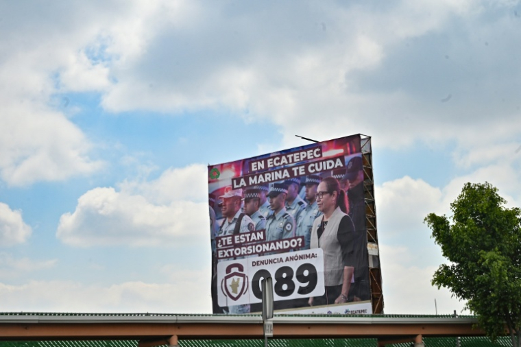 Une affiche gouvernementale encourageant le signalement des cas d'extorsion à Ecatepec, dans l'État de Mexico, le 2 octobre 2025 ( AFP / Yuri CORTEZ )