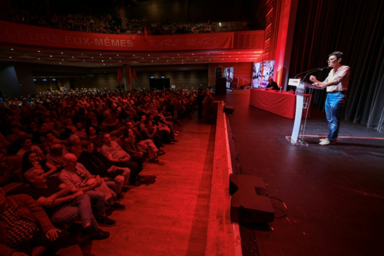 La candidate de Lutte ouvrière à la présidentielle, Nathalie Arthaud, lors de son premier meeting de campagne à Paris, le 26 septembre 2026 ( AFP / Mehdi FEDOUACH )