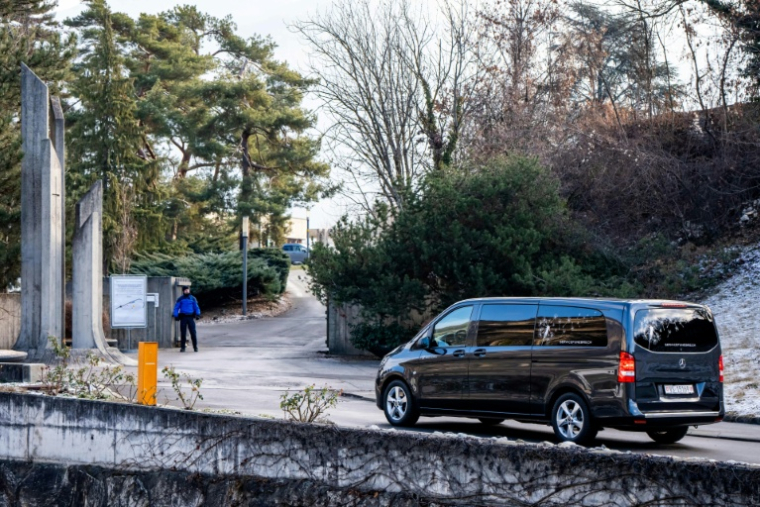 Un corbillard arrive le 2 janvier 2026 au funérarium de Sion après l'incendie mortel d'un bar à Crans-Montana, en Suisse, lors de la huit du Nouvel An ( AFP / MAXIME SCHMID )
