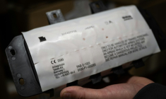 Un module d'airbag fabriqué par Takata, dans un garage à Mulhouse, le 19 février 2025 ( AFP / SEBASTIEN BOZON )