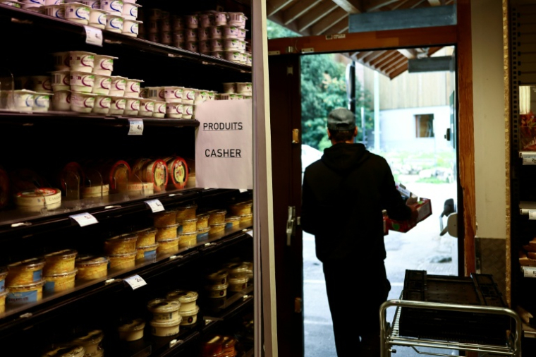 Un supermarché casher dans la station des Deux Alpes, en Isère, le 19 août 2026 ( AFP / Alex MARTIN )