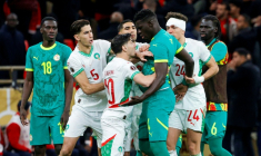 Des joueurs du Sénégal et du Maroc se prennent à partie durant une interruption de la finale de la Coupe d'Afrique des nations en raison d'un pénalty contesté, au Stade Prince Moulay Abdallah à Rabat, le 18 janvier 2026. ( AFP / Abdel Majid BZIOUAT )
