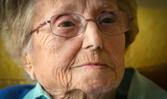 Carmen Cid, 97 ans, survivante des "enfants de la guerre", lors d'un entretien avec l'AFP à son domicile de Carlisle, le 4 juin 2026 en Angleterre ( AFP / Andy BUCHANAN )