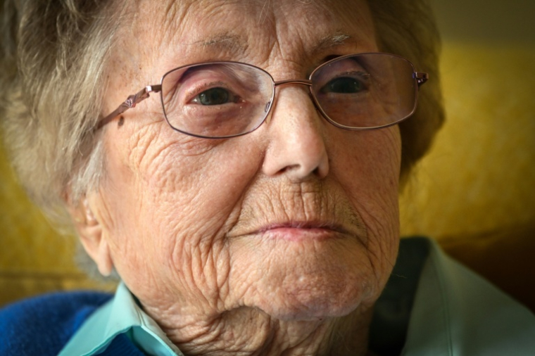 Carmen Cid, 97 ans, survivante des "enfants de la guerre", lors d'un entretien avec l'AFP à son domicile de Carlisle, le 4 juin 2026 en Angleterre ( AFP / Andy BUCHANAN )