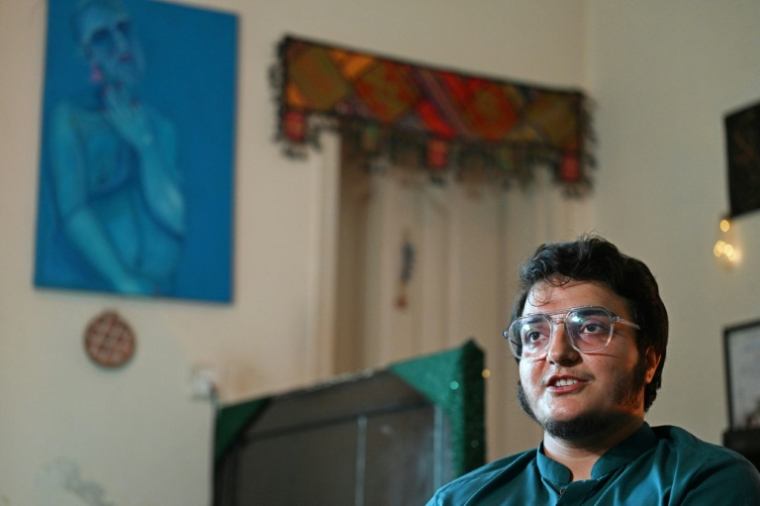 Le transgenre Zarun Ishaque lors d'un entretien avec l'AFP chez un ami à Islamabad, le 13 août 2025 au Pakistan ( AFP / Aamir QURESHI )