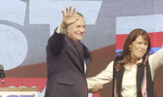 Chili : le candidat d'extrême droite José Antonio Kast salue ses partisans après les résultats