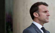 Le président français Emmanuel Macron accueille le Premier ministre japonais Fumio Kishida au palais de l'Élysée à Paris