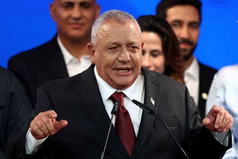 Gadi Eisenkot, chef du parti Yashar, s’adresse à ses partisans lors de la soirée électorale, après l’annonce des premiers sondages de sortie des urnes, le 28 octobre 2026 à Tel-Aviv ( AFP / Jack GUEZ )