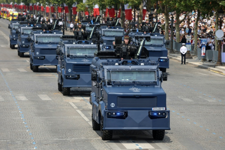 Une unité blindée de la Gendarmerie mobile lors du défilé militaire annuel sur l'avenue des Champs-Élysées, à Paris, le 14 juillet 2026 ( AFP / Ludovic MARIN )