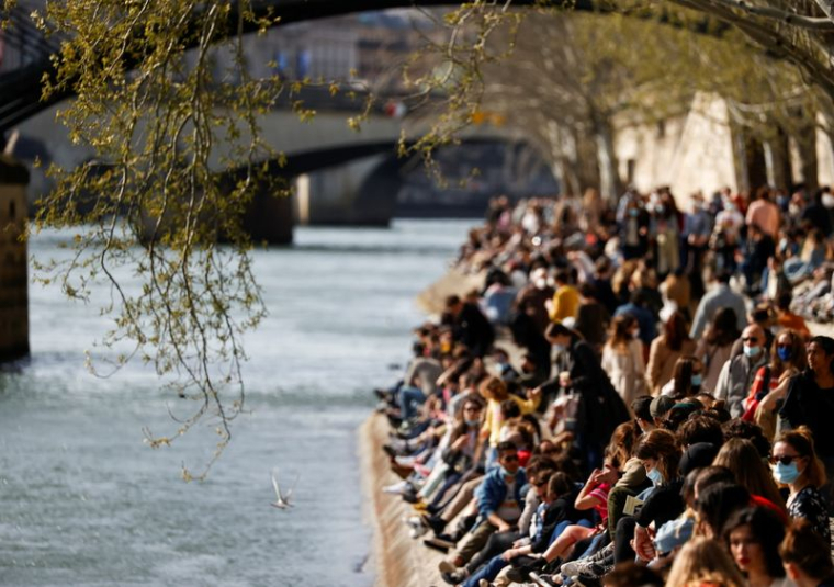 FRANCE: PRINTEMPS ET CONFINEMENT, LA DIFFICILE ÉQUATION DU GOUVERNEMENT