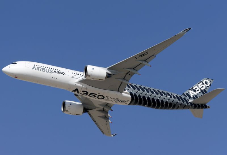 Un Airbus A350 effectue un défilé aérien lors du salon aéronautique de Dubaï