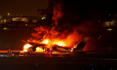 L'avion A350 de Japan Airlines en feu à l'aéroport international de Haneda à Tokyo