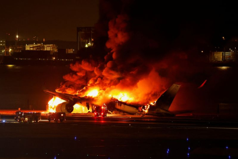 L'avion A350 de Japan Airlines en feu à l'aéroport international de Haneda à Tokyo
