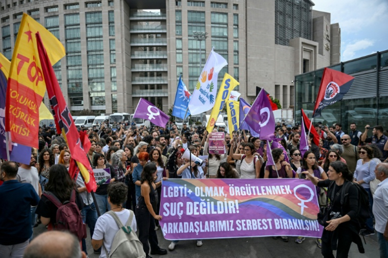 Rassemblement devant le palais de justice d'Istanbul, le 15 septembre 2026, pour protester contre l'arrestation et le ciblage croissant de militants LGBTQ ( AFP / Ozan KOSE )