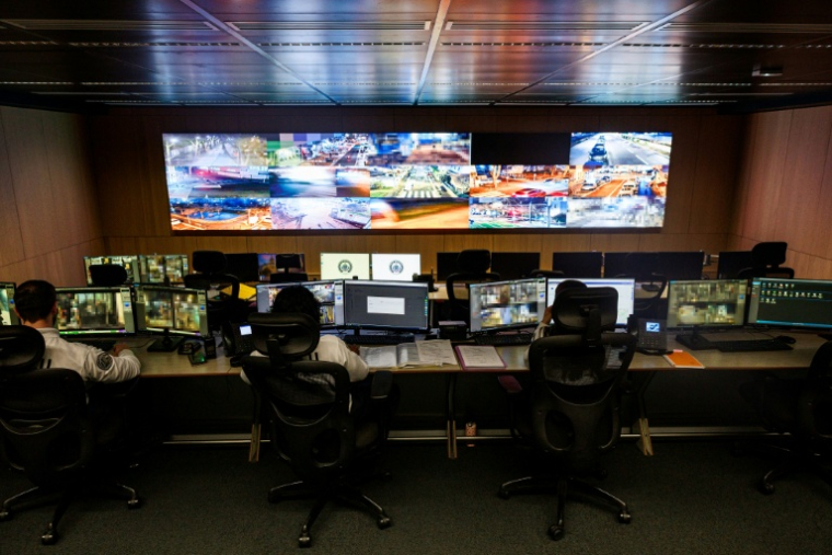 Des policiers municipaux devant les images de caméras de vidéosurveillance à Saint-Denis, en Seine-Saint-Denis, le 22 janvier 2026 ( AFP / Dimitar DILKOFF )