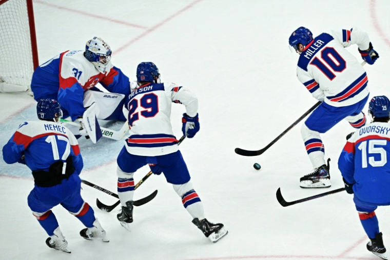 L'Américain JT Miller tir au but lors de la demi-finale du tournoi olympique des JO-2026 contre la République tchèque le 20 février 2026 à Milan ( AFP / JULIEN DE ROSA )