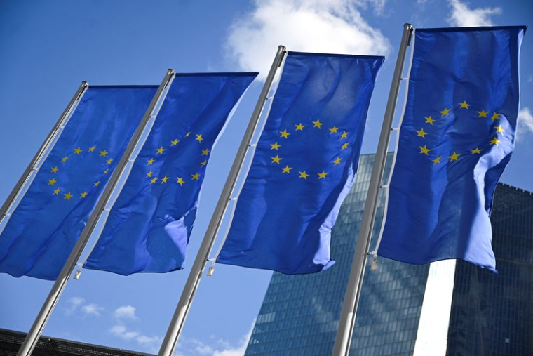 Les drapeaux de l'UE devant le siège de la BCE à Francfort