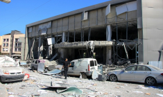 Un homme inspecte les dégâts sur le site d'une frappe israélienne dans la ville côtière de Tyr, dans le sud du Liban, le 5 juin 2026 ( AFP / Kawnat HAJU )