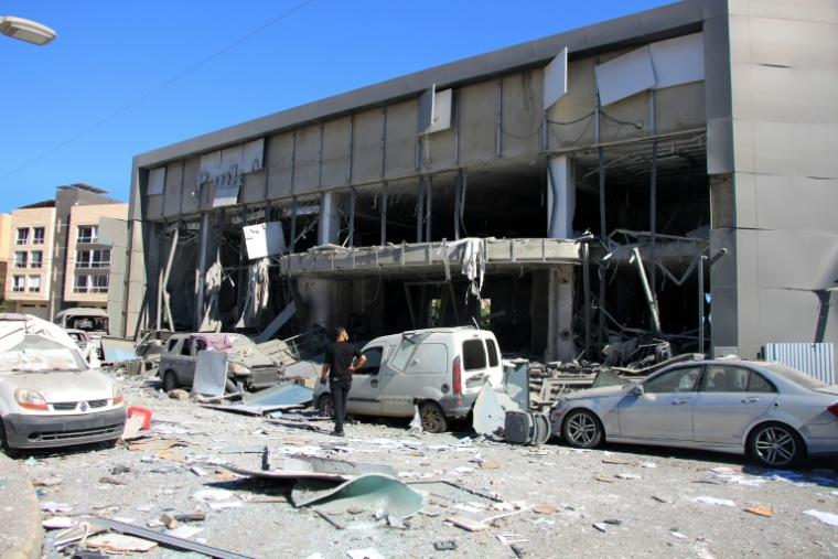 Un homme inspecte les dégâts sur le site d'une frappe israélienne dans la ville côtière de Tyr, dans le sud du Liban, le 5 juin 2026 ( AFP / Kawnat HAJU )