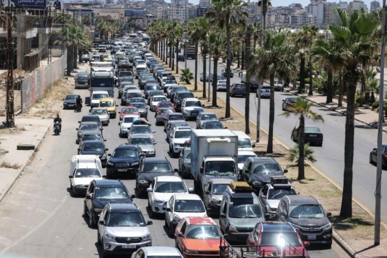 Un embouteillage à l'entrée de Saïda alors que les habitants fuient les villages du sud du Liban pour se réfugier à Beyrouth, le 19 juin 2026 ( AFP / MAHMOUD ZAYYAT )