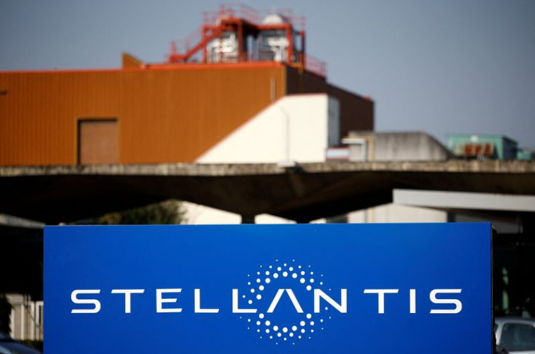 Le logo de Stellantis est visible à l'extérieur du bâtiment de l'entreprise à Chartres-de-Bretagne, France