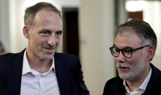 Le leader de Place publique (PP) Raphael Glucksmann et le Premier secrétaire du Parti socialiste Olivier Faure à Montreuil le 11 avril 2026 ( AFP / STEPHANE DE SAKUTIN )