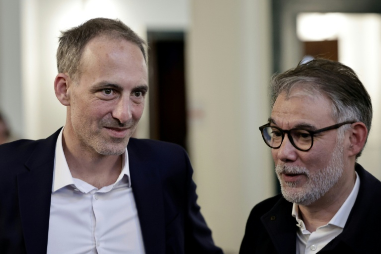 Le leader de Place publique (PP) Raphael Glucksmann et le Premier secrétaire du Parti socialiste Olivier Faure à Montreuil le 11 avril 2026 ( AFP / STEPHANE DE SAKUTIN )