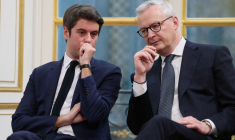 Le Premier ministre français Gabriel Attal (à gauche) discute avec le ministre français de l'Économie Bruno Le Maire lors d'une conférence de presse à l'hôtel Matignon, à Paris, le 21 février 2024. ( POOL / ALAIN JOCARD )