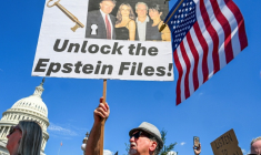 Des manifestants lors d'une conférence de presse des victimes de Jeffrey Epstein devant le Capitole, à Washington, le 3 septembre 2025 ( AFP / ROBERTO SCHMIDT )