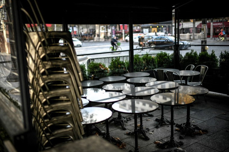Un commerce fermé le 12 novembre 2020, aux Champs-Elysees à Paris. ( AFP / STEPHANE DE SAKUTIN )