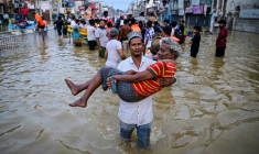 Des habitants dans une rue inondée après des fortes pluies à Wellampitiya, dans la banlieue de Colombo, le 30 novembre 2025 au Sri Lanka ( AFP / Ishara S. KODIKARA )