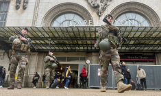 Des soldats sécurisent la zone d'une gare ferroviaire après une attaque au couteau à Paris