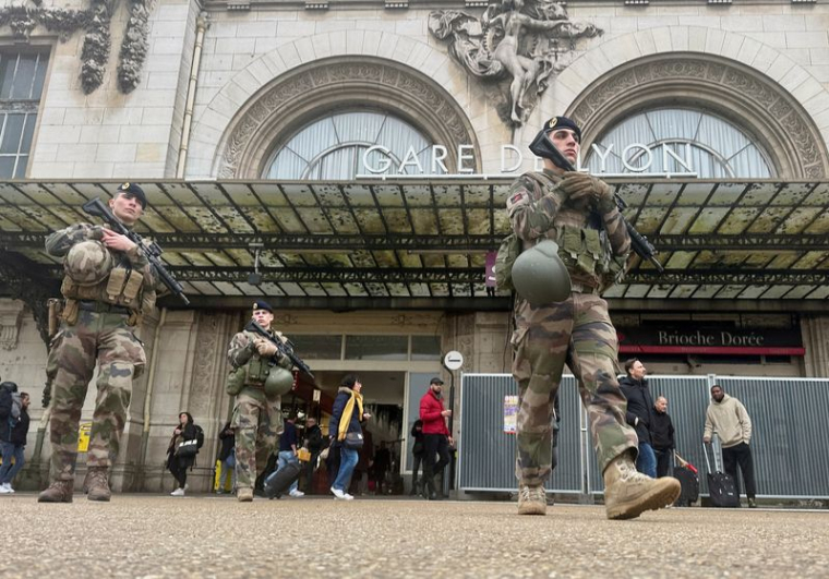 Des soldats sécurisent la zone d'une gare ferroviaire après une attaque au couteau à Paris