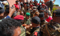 Le Colonel Michael Randrianirina (C) à Antananarivo, le 16 octobre 2025 ( AFP / Mamyrael )