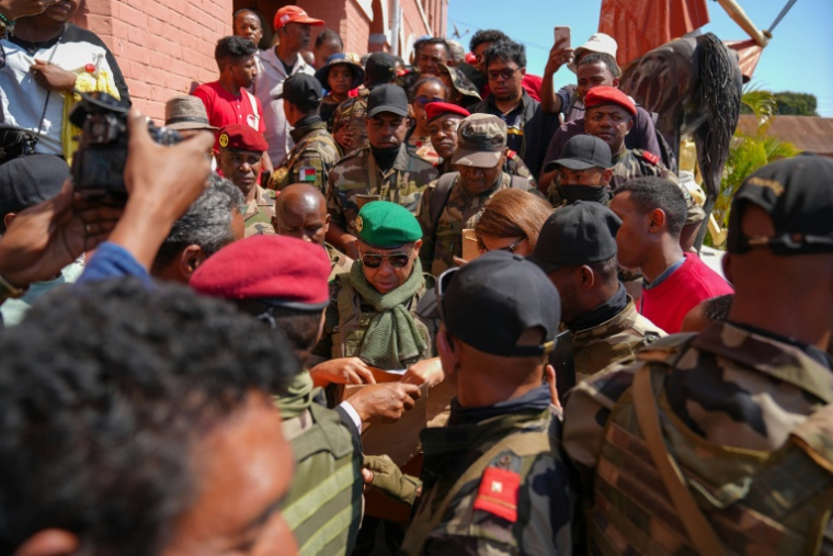 Le Colonel Michael Randrianirina (C) à Antananarivo, le 16 octobre 2025 ( AFP / Mamyrael )
