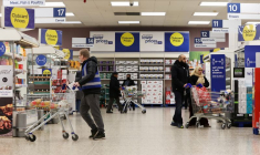 Des gens font leurs courses dans un supermarché Tesco Extra à Londres