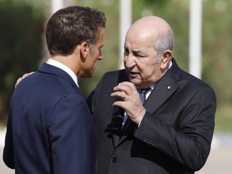 Le président français Emmanuel Macron et le président algérien Abdelmadjid Tebboune, à Alger le 27 août 2022.  ( AFP / LUDOVIC MARIN )