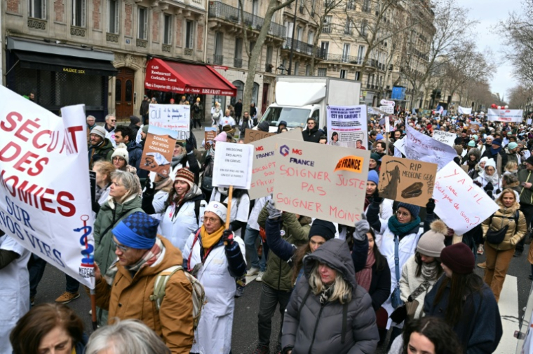 Manifestation de médecins libéraux contre une "dérive autoritaire" qui menace selon eux leur "liberté d'exercice", le 10 janvier 2026 à Paris  ( AFP / Bertrand GUAY )