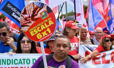 Des travailleurs manifestent pour la fin de la semaine de travail de 6 jours à Brasilia, le 15 avril 2026 ( AFP / Evaristo Sa )