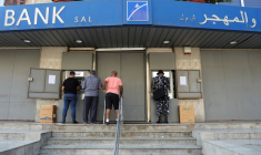 Les gens utilisent des distributeurs automatiques de billets à Beirut