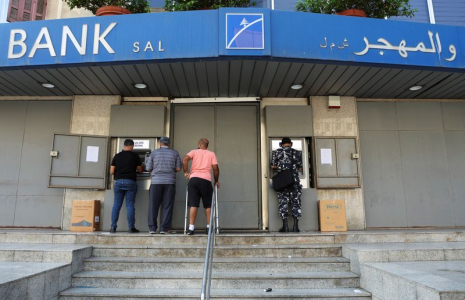 Les gens utilisent des distributeurs automatiques de billets à Beirut