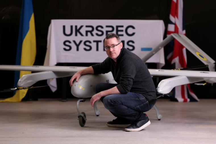Le directeur général d'Ukrspecsystems, Rory Chamberlain, à côté d'un drone de reconnaissance PD-2 UAS dans l'usine britannique de l'entreprise près de Cambridge, dans l'est de l'Angleterre, le 5 mars 2026 ( AFP / Chris Radburn )