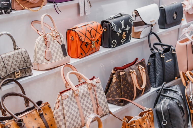 40% des Français déclarent avoir déjà acheté un produit contrefaisant, en particulier dans la maroquinerie, les vêtements ou les parfums. (crédit: Adobe Stock)