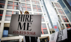 Des mannequins motorisés portent des pancartes "Embauchez-moi" à Toronto