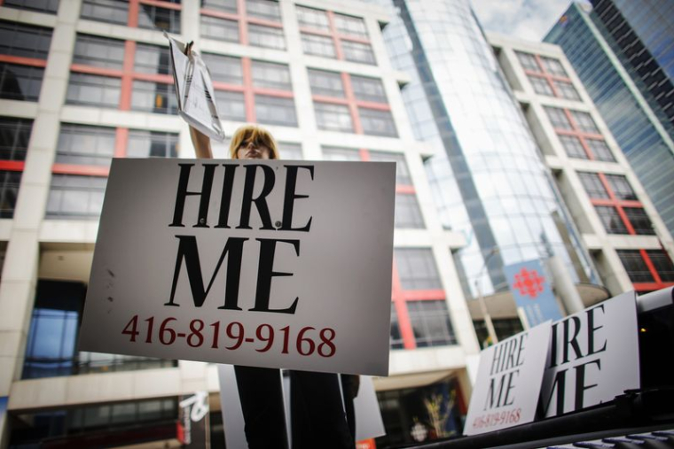 Des mannequins motorisés portent des pancartes "Embauchez-moi" à Toronto