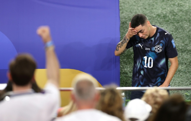 Miguel Almiron, le milieu offensif du Paraguay, après avoir reçu un carton rouge pour s'être couvert la bouche alors qu'il s'adressait à un adversaire lors du match du groupe D de la Coupe du monde 2026 opposant la Turquie au Paraguay, à Santa Clara, le 19 juin 2026 ( GETTY IMAGES NORTH AMERICA / Stu Forster )