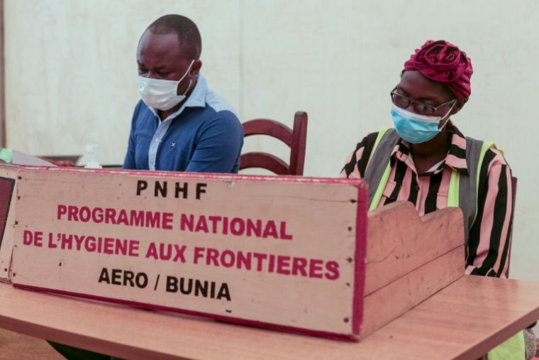 Des agents sanitaires frontaliers à l'aéroport de Bunia, lors d'une épidémie d'Ebola, le 21 mai 2026 en RDC ( AFP / Seros MUYISA )